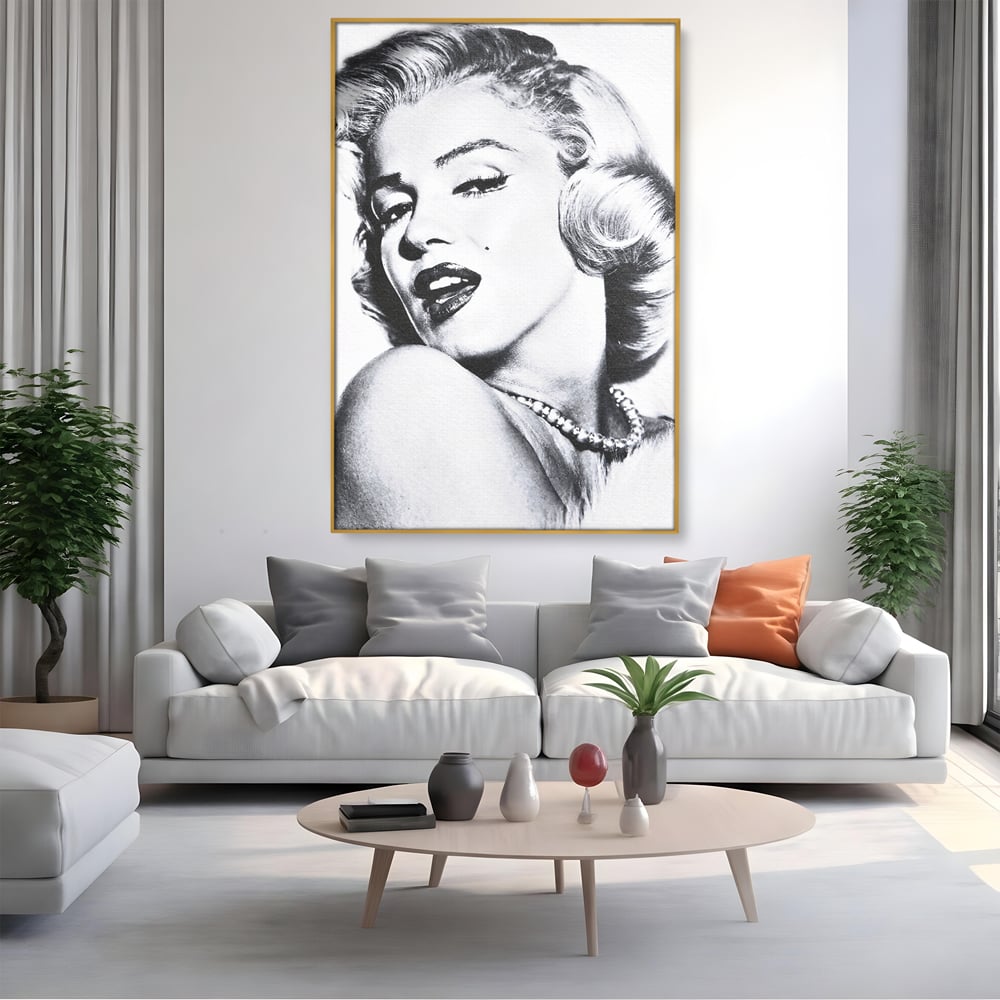 Tablou canvas cu tablou canvas cu marilyn monroe alb negru, in rama de aluminiu auriu, pe perete intr-un living
