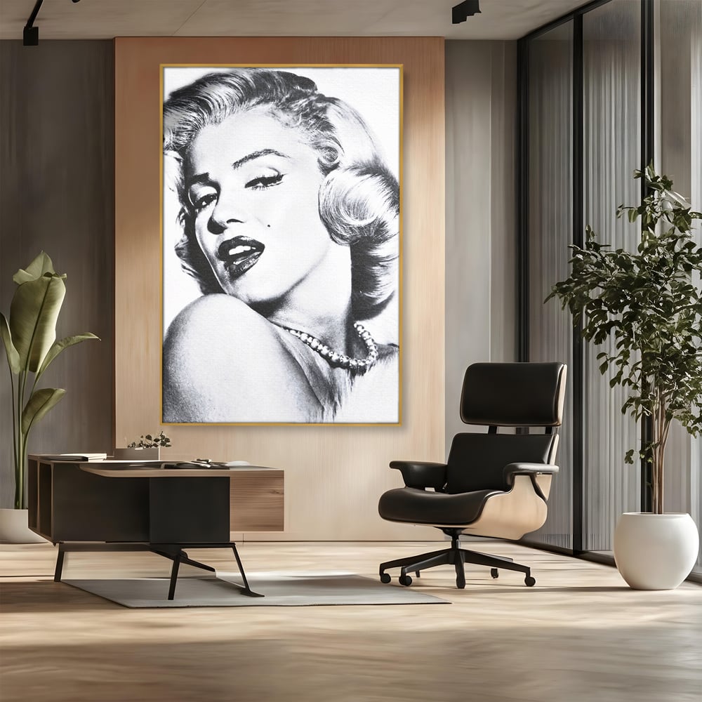 Tablou canvas cu tablou canvas cu marilyn monroe alb negru, in rama de aluminiu auriu, pe perete intr-un birou