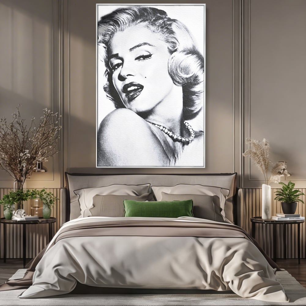 Tablou canvas cu tablou canvas cu marilyn monroe alb negru, in rama de aluminiu argintiu, pe perete intr-un dormitor