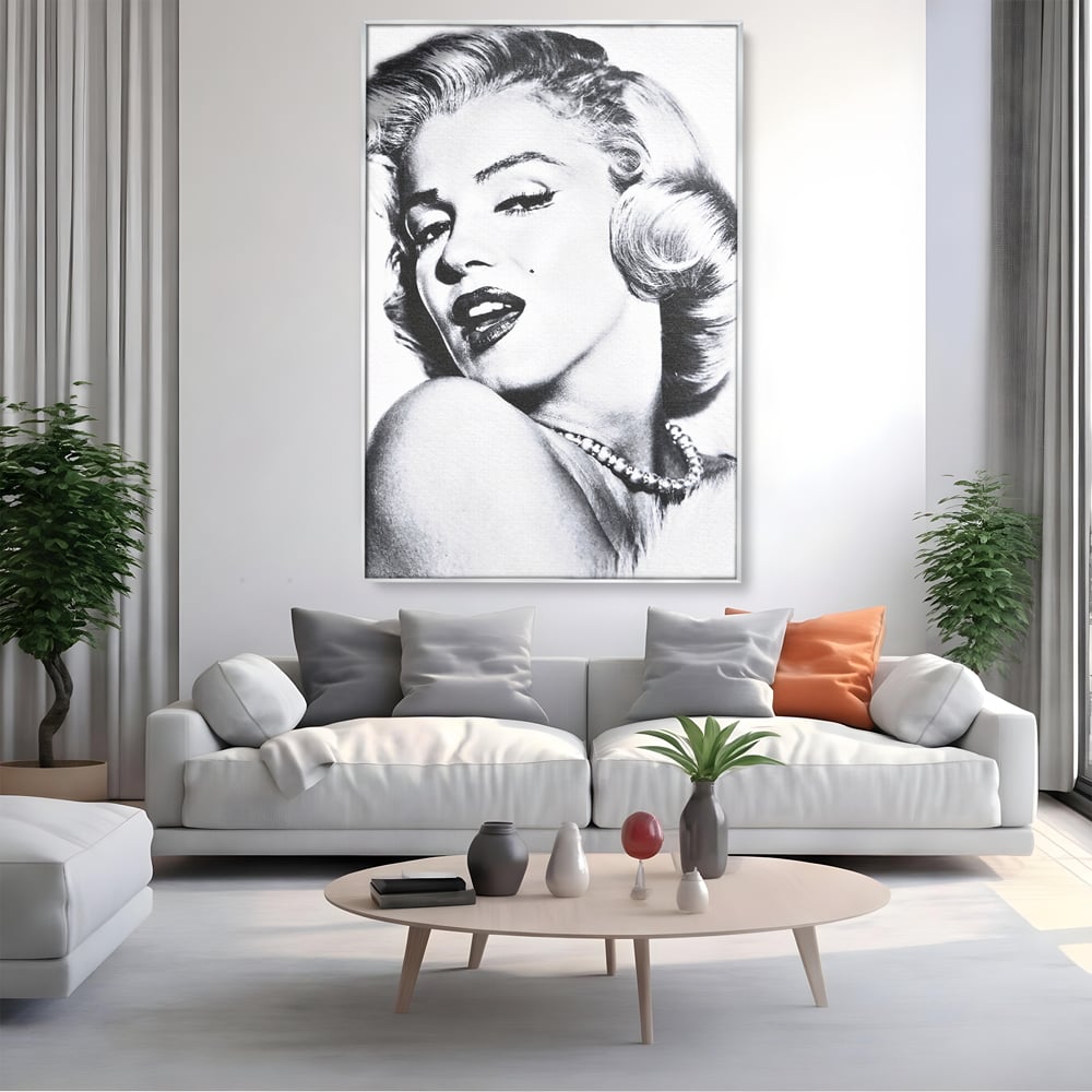 Tablou canvas cu tablou canvas cu marilyn monroe alb negru, in rama de aluminiu argintiu, pe perete intr-un living