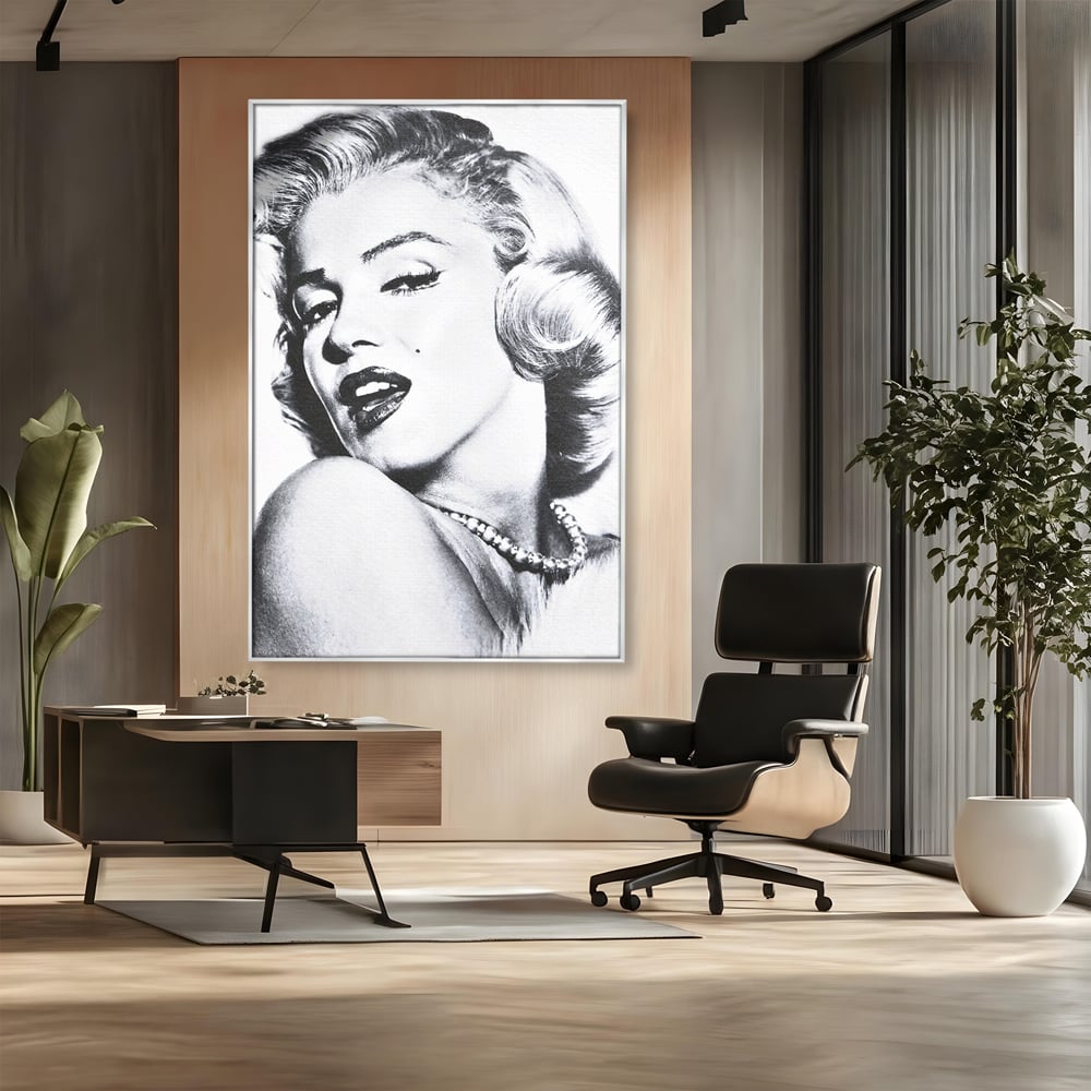 Tablou canvas cu tablou canvas cu marilyn monroe alb negru, in rama de aluminiu argintiu, pe perete intr-un birou