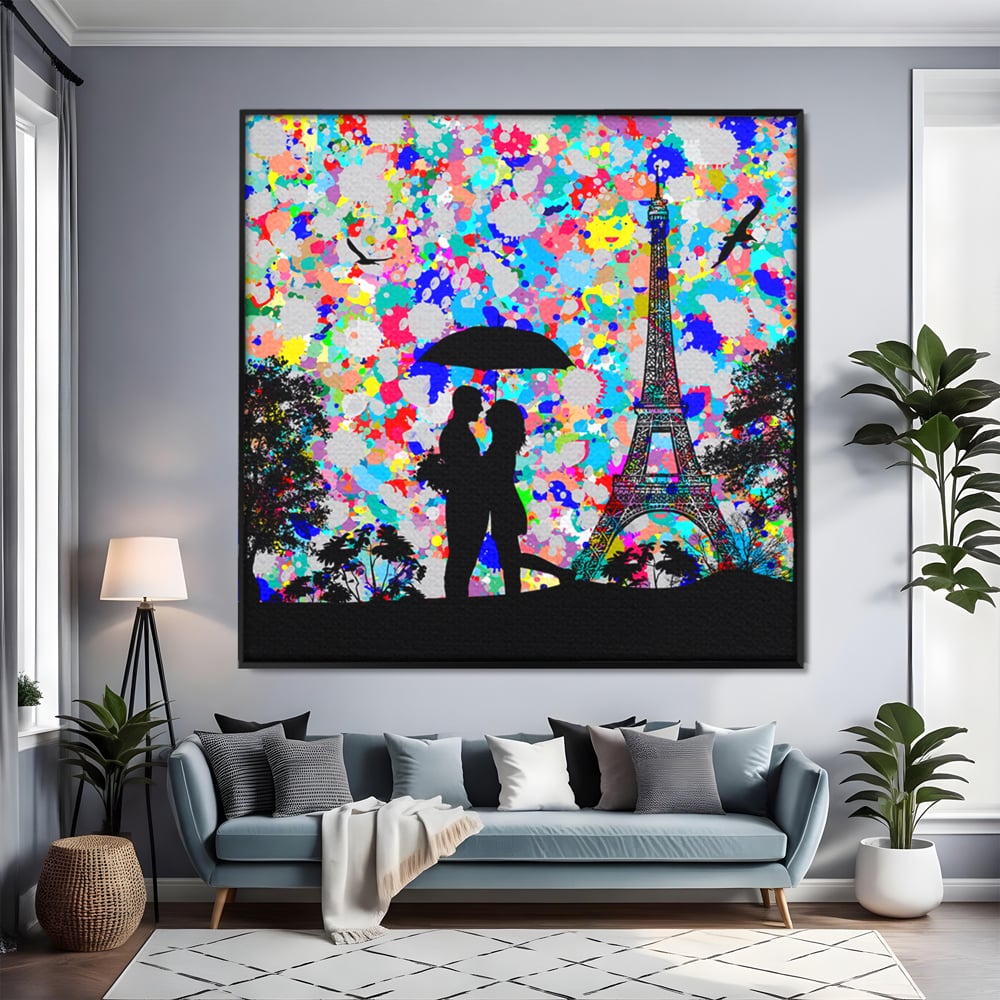 Tablou canvas cu tablou canvas cu indragostiti la paris, in rama de aluminiu negru, pe perete intr-un living