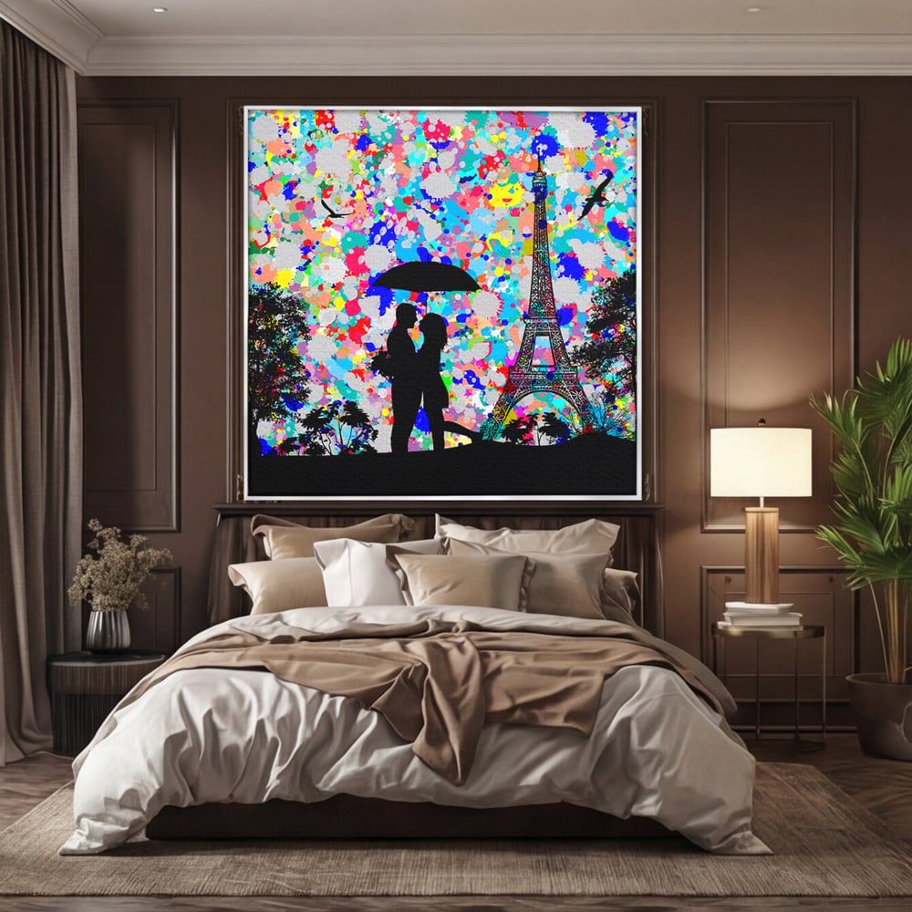 Tablou canvas cu tablou canvas cu indragostiti la paris, in rama de aluminiu argintiu, pe perete intr-un dormitor