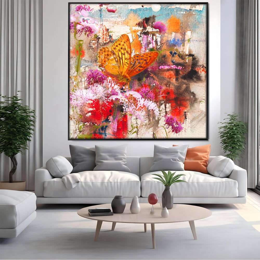 Tablou canvas cu tablou canvas cu fluture si flori, in rama de aluminiu negru, pe perete intr-un living