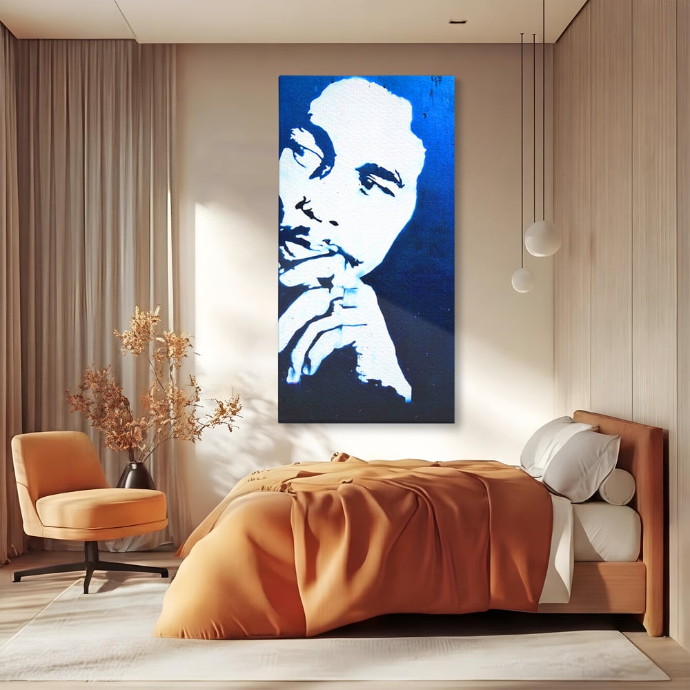 Tablou canvas cu tablou canvas cu portretul stilizat al lui bob marley, fara rama, pe sasiu de lemn, pe perete intr-un dormitor