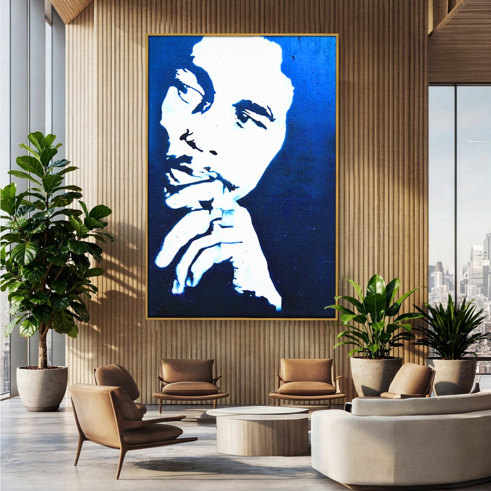Tablou canvas cu tablou canvas cu portretul stilizat al lui bob marley, in rama de aluminiu auriu, pe perete intr-un birou