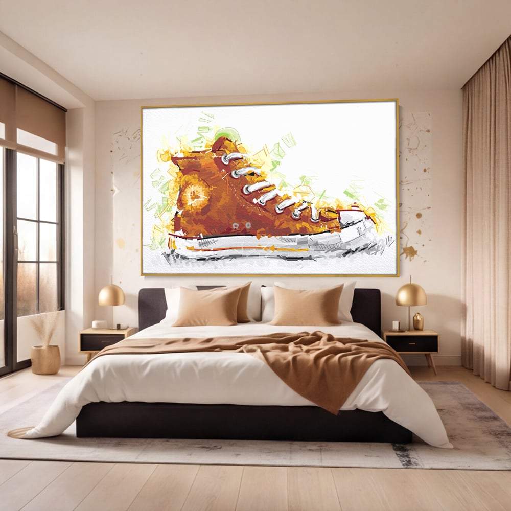 Tablou canvas cu tablou canvas cu tenisi portocalii, in rama de aluminiu auriu, pe perete intr-un dormitor
