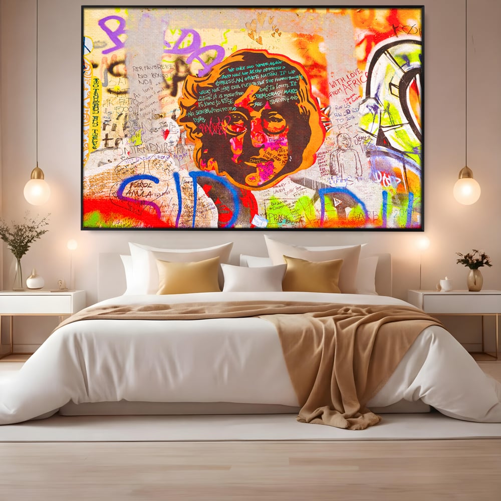 Tablou canvas cu tablou canvas cu john lennon si graffiti, in rama de aluminiu negru, pe perete intr-un dormitor