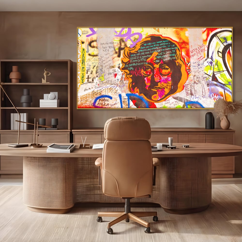 Tablou canvas cu tablou canvas cu john lennon si graffiti, in rama de aluminiu auriu, pe perete intr-un birou