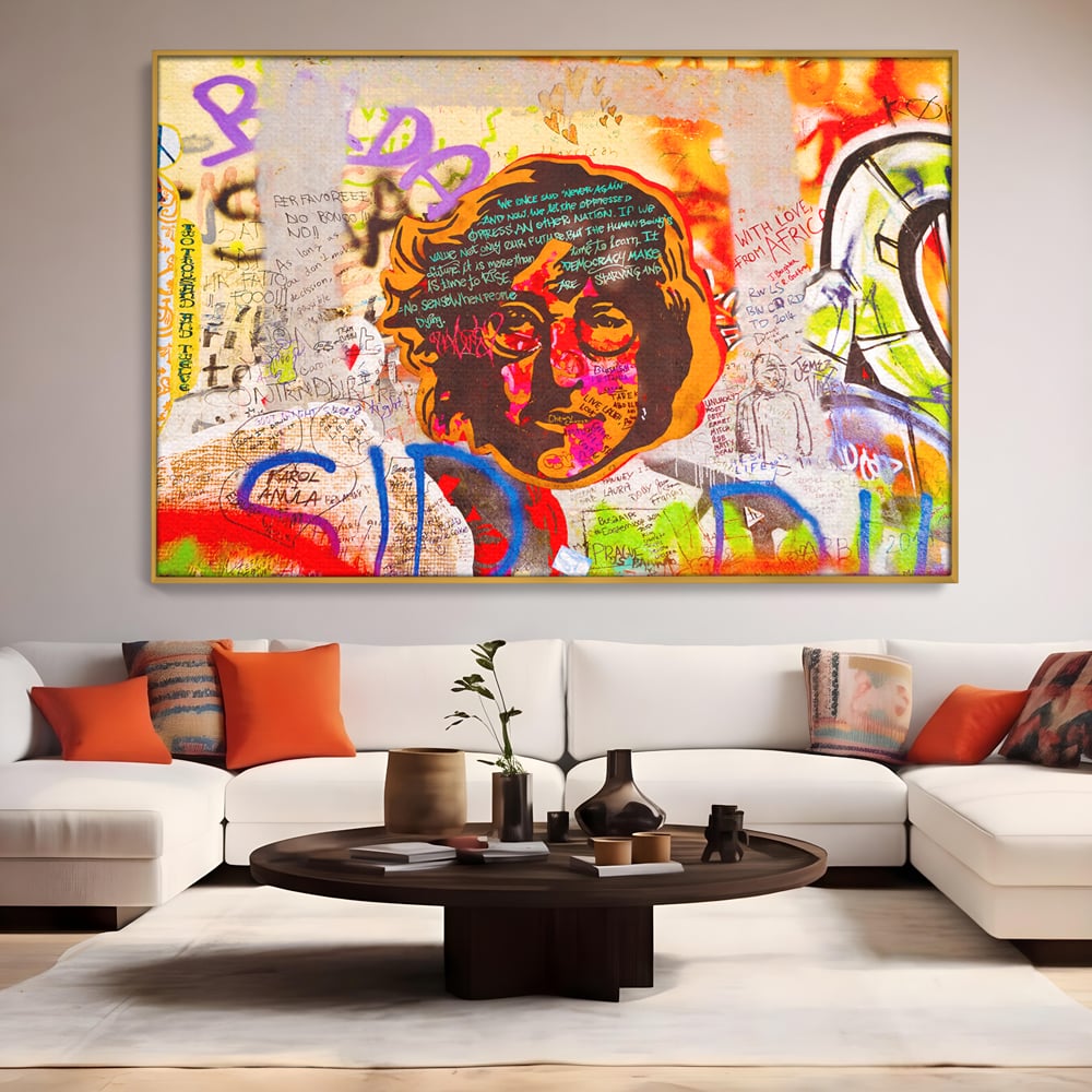 Tablou canvas cu tablou canvas cu john lennon si graffiti, in rama de aluminiu auriu, pe perete intr-un living