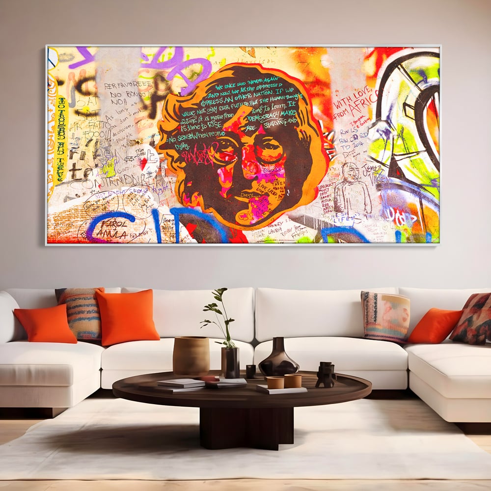 Tablou canvas cu tablou canvas cu john lennon si graffiti, in rama de aluminiu argintiu, pe perete intr-un living