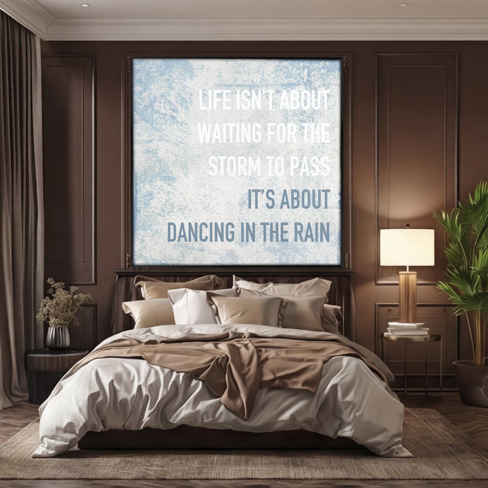 Tablou canvas cu tablou canvas cu mesaj motivational albastru, in rama de aluminiu negru, pe perete intr-un dormitor