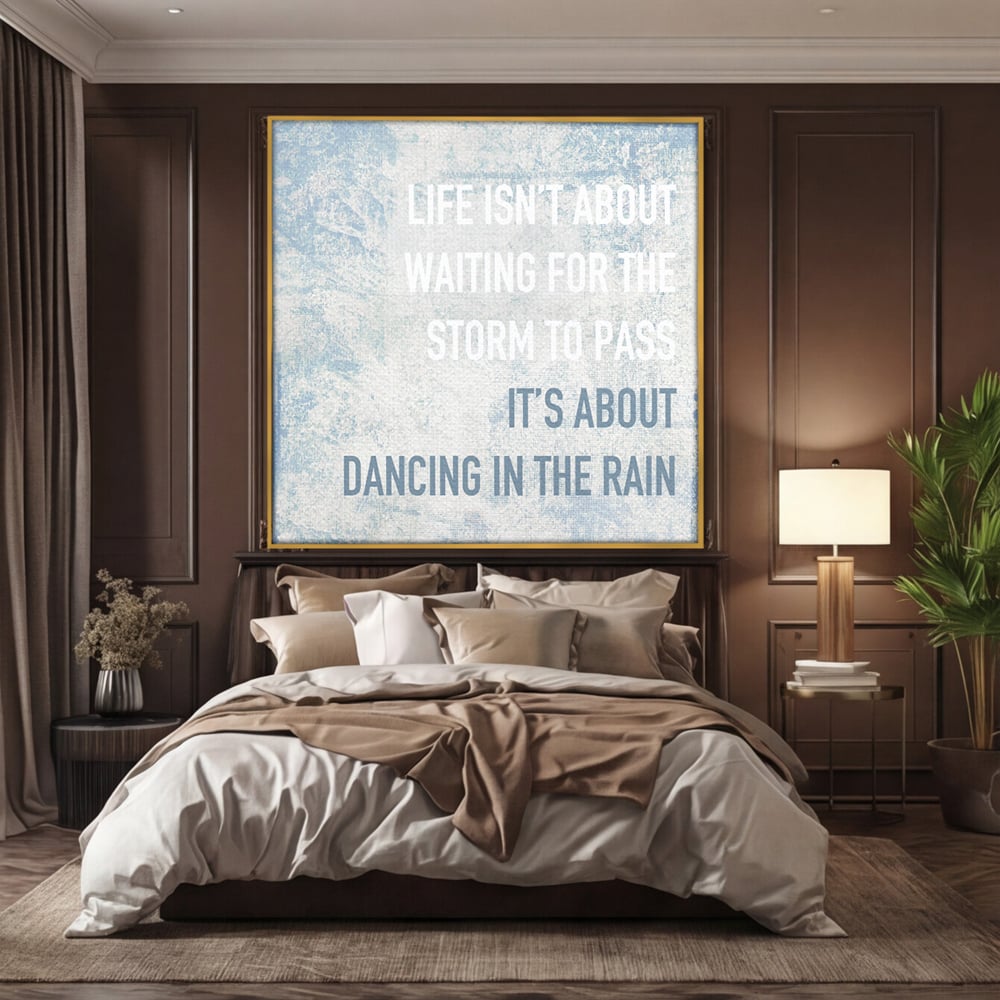 Tablou canvas cu tablou canvas cu mesaj motivational albastru, in rama de aluminiu auriu, pe perete intr-un dormitor