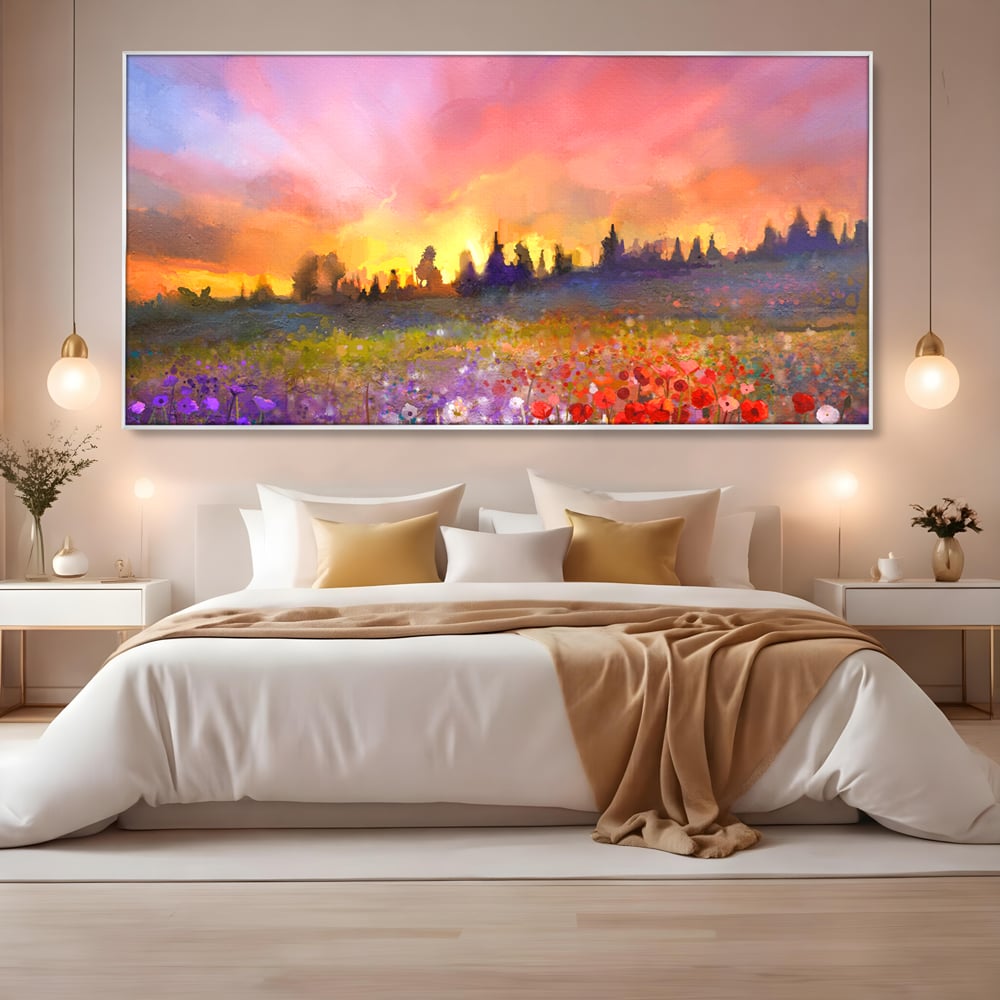 Tablou canvas cu tablou canvas cu camp cu flori si apus, in rama de aluminiu argintiu, pe perete intr-un dormitor
