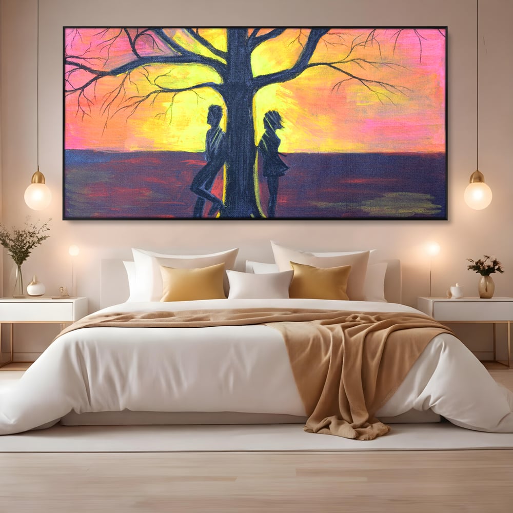 Tablou canvas cu pictura cuplu sub copac la apus, in rama de aluminiu negru, pe perete intr-un dormitor