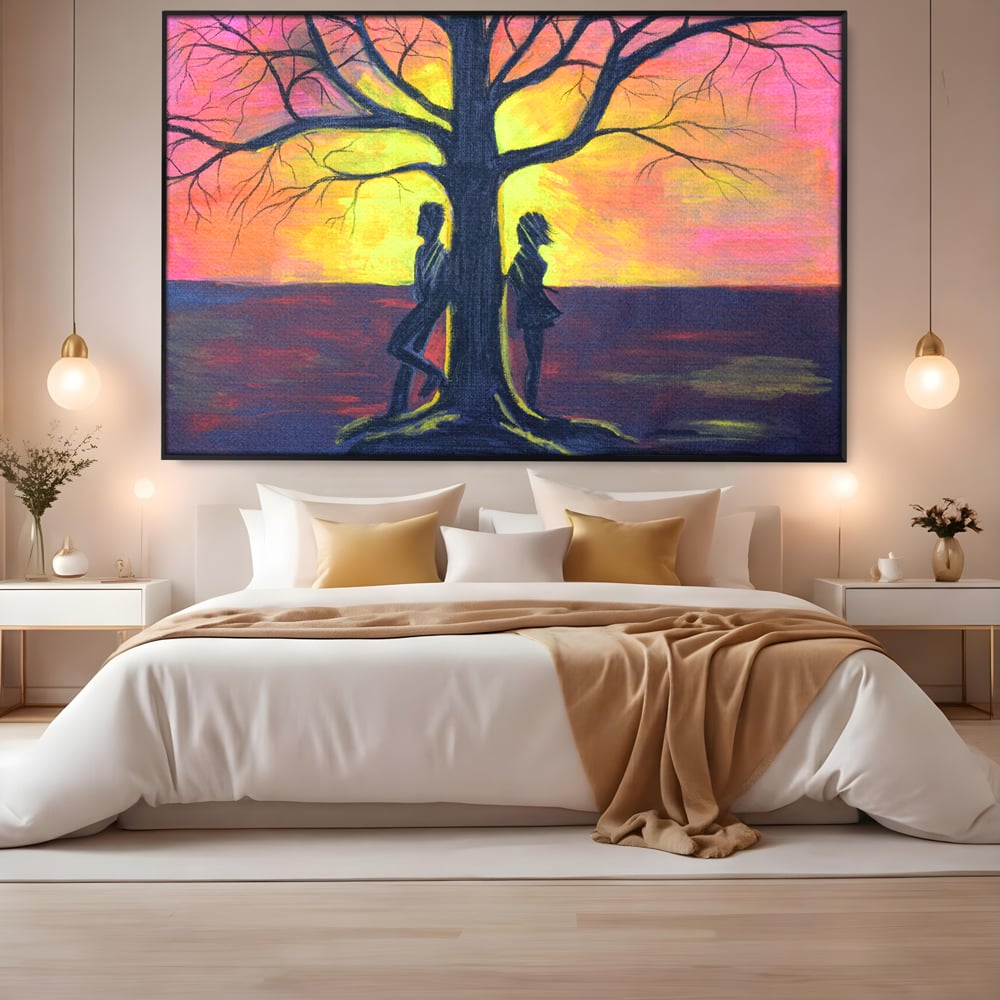 Tablou canvas cu pictura cuplu sub copac la apus, in rama de aluminiu negru, pe perete intr-un dormitor