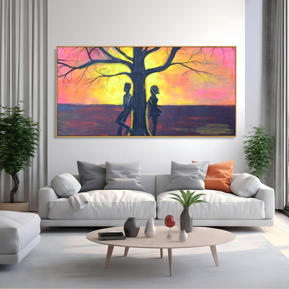 Tablou canvas cu pictura cuplu sub copac la apus, in rama de aluminiu auriu, pe perete intr-un living