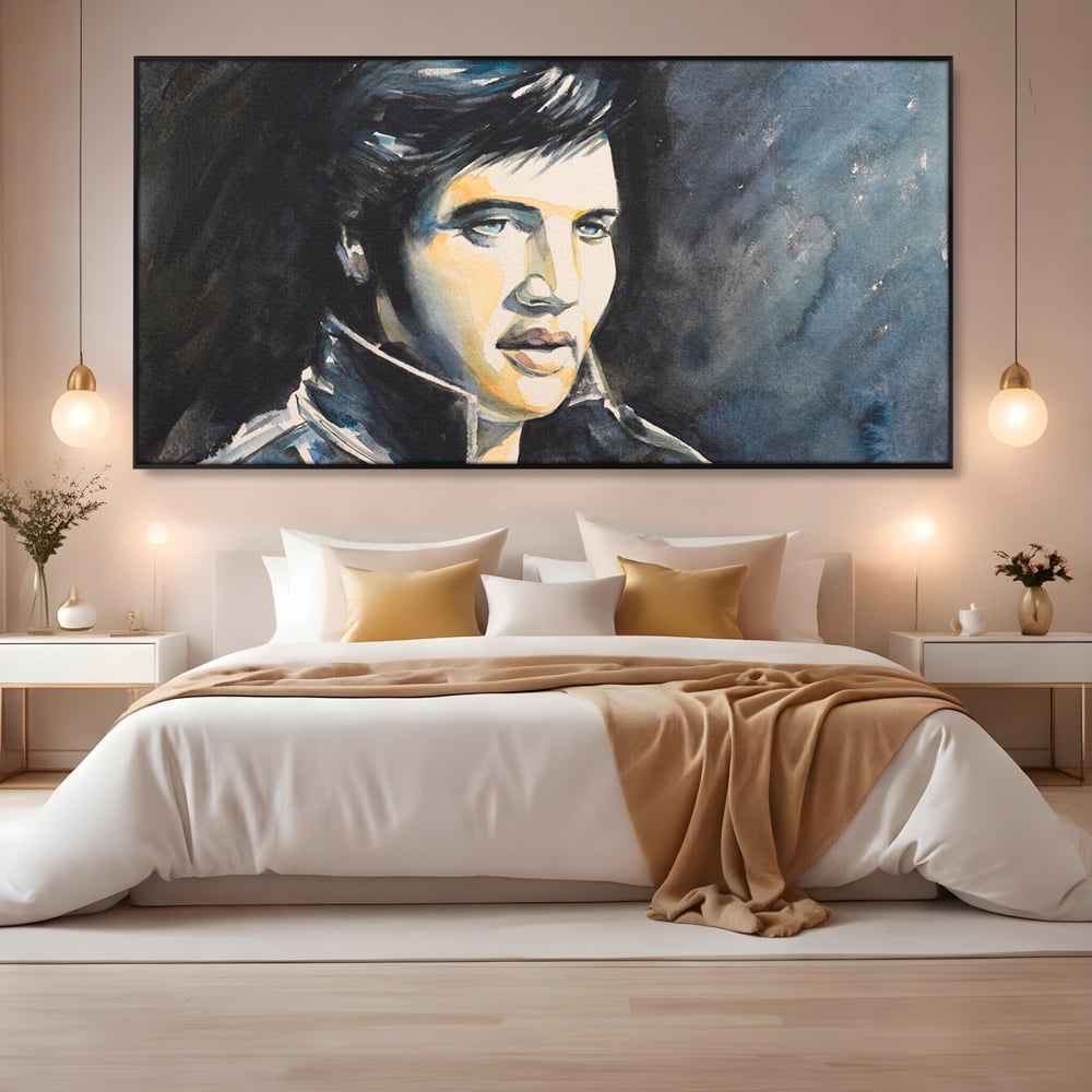 Tablou canvas cu pictura cu portretul lui elvis presley, in rama de aluminiu negru, pe perete intr-un dormitor