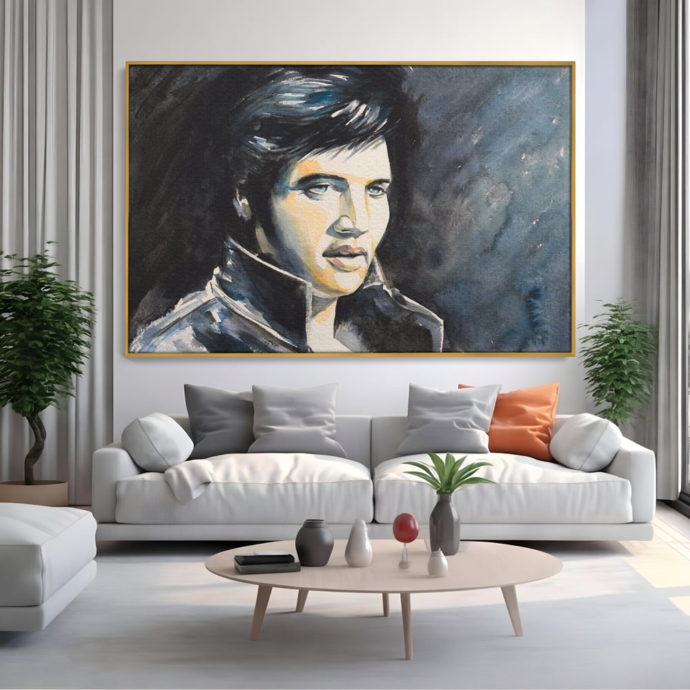 Tablou canvas cu pictura cu portretul lui elvis presley, in rama de aluminiu auriu, pe perete intr-un living