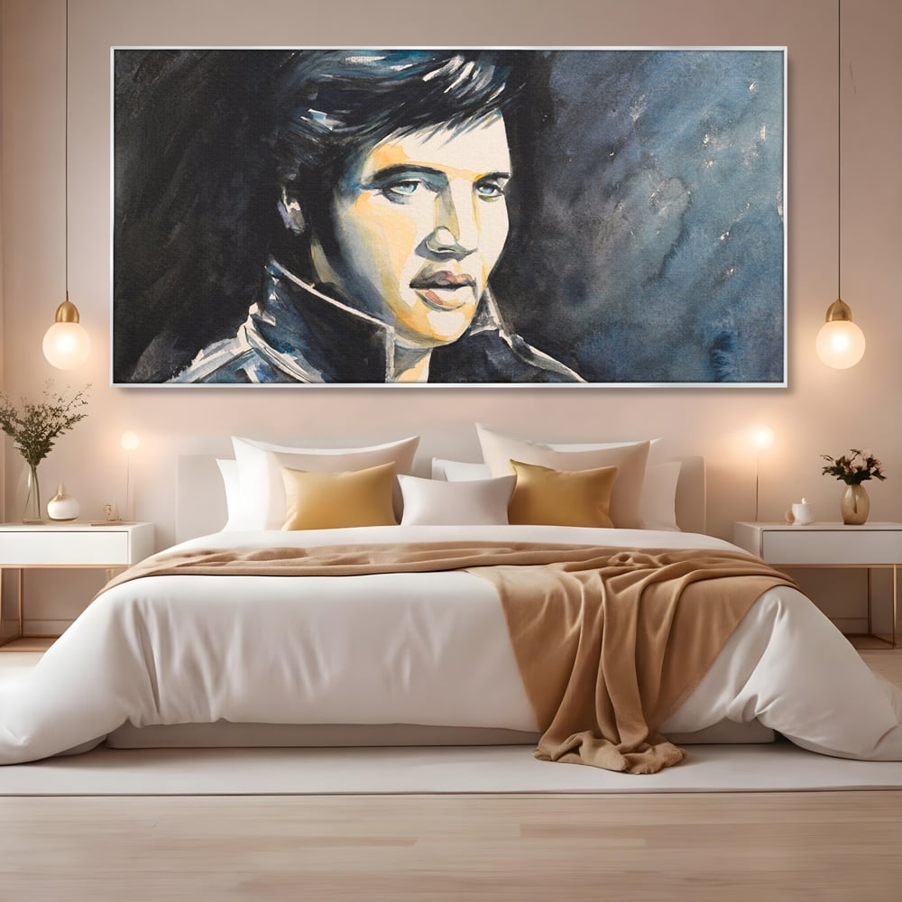 Tablou canvas cu pictura cu portretul lui elvis presley, in rama de aluminiu argintiu, pe perete intr-un dormitor