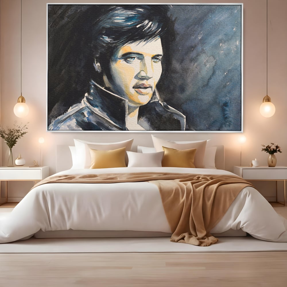 Tablou canvas cu pictura cu portretul lui elvis presley, in rama de aluminiu argintiu, pe perete intr-un dormitor
