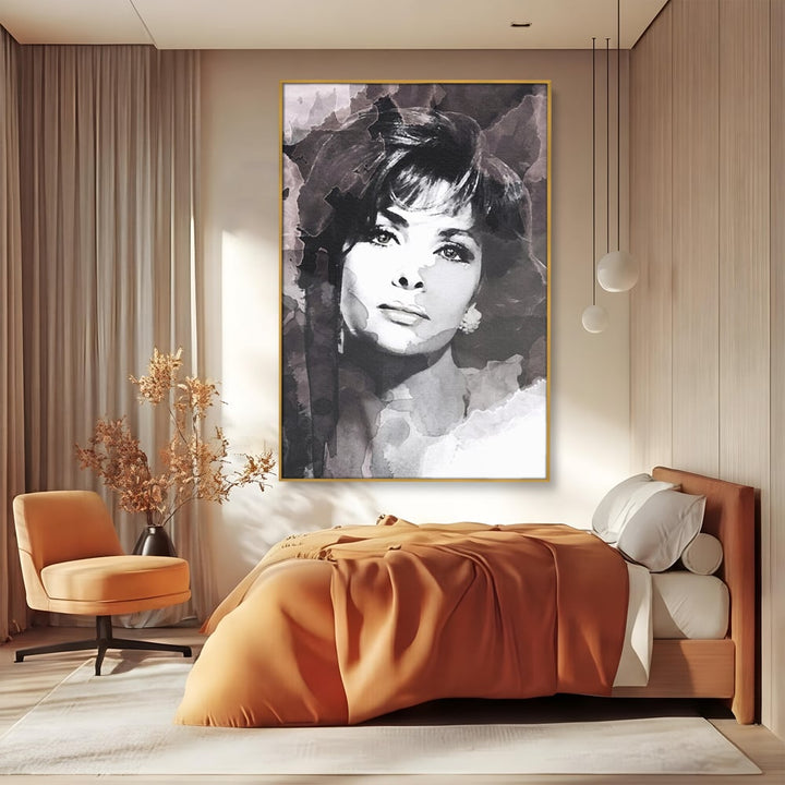 Tablou canvas cu tablou canvas cu portretul actritei sophia loren, in rama de aluminiu auriu, pe perete intr-un dormitor