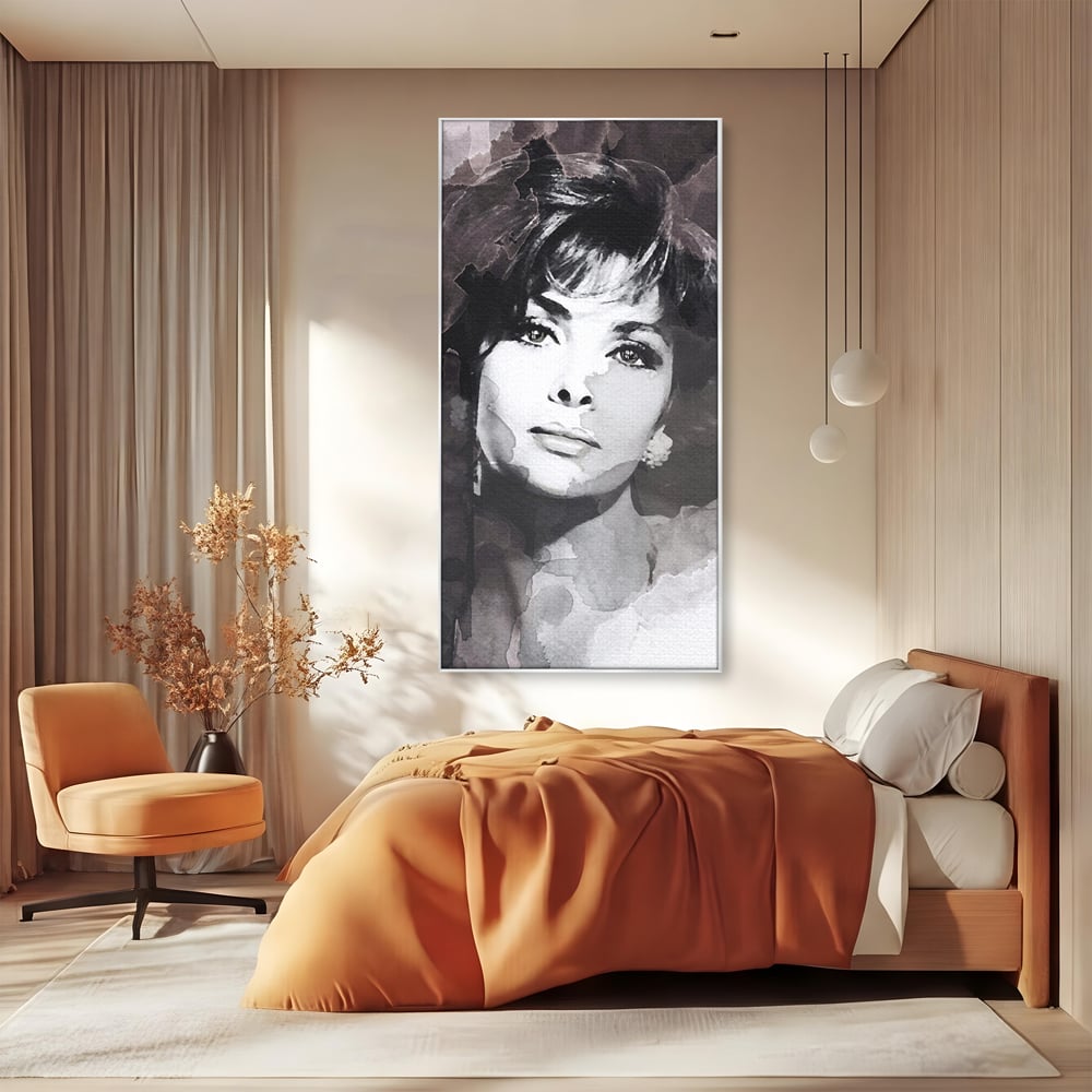 Tablou canvas cu tablou canvas cu portretul actritei sophia loren, in rama de aluminiu argintiu, pe perete intr-un dormitor