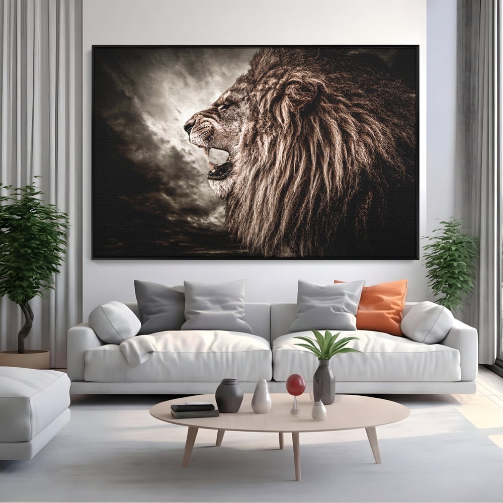 Tablou canvas cu tablou canvas cu leu racnind, in rama de aluminiu negru, pe perete intr-un living