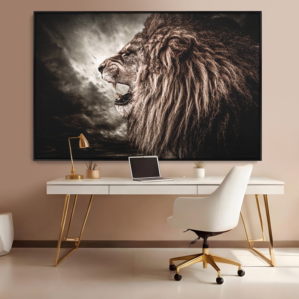 Tablou canvas cu tablou canvas cu leu racnind, in rama de aluminiu negru, pe perete intr-un birou