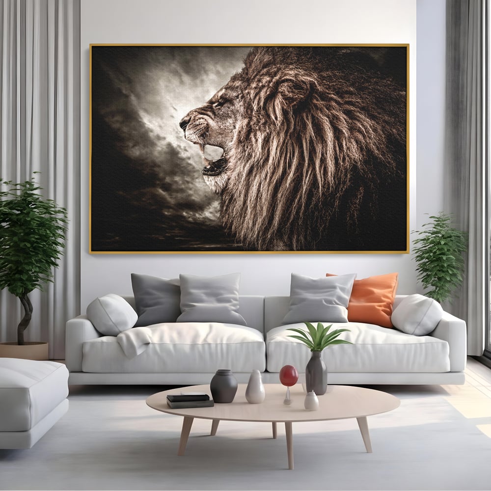 Tablou canvas cu tablou canvas cu leu racnind, in rama de aluminiu auriu, pe perete intr-un living