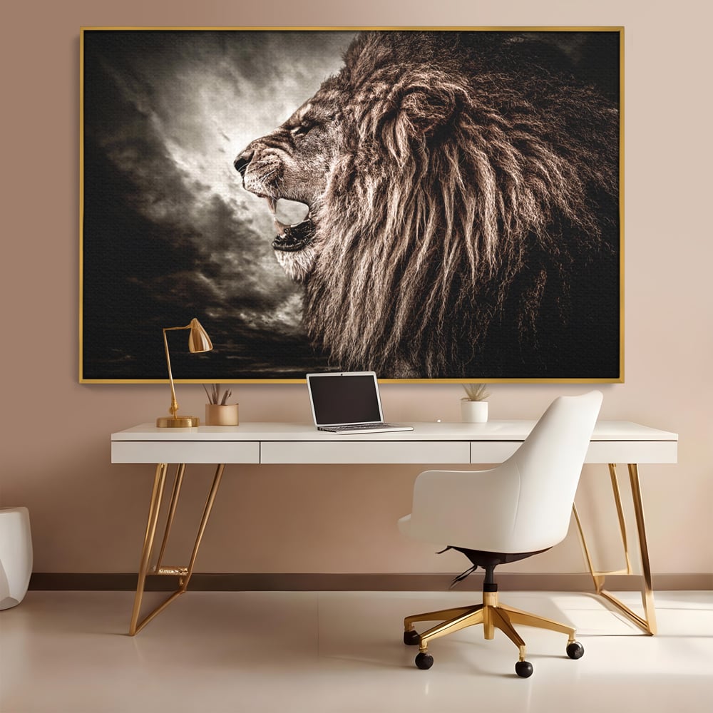 Tablou canvas cu tablou canvas cu leu racnind, in rama de aluminiu auriu, pe perete intr-un birou
