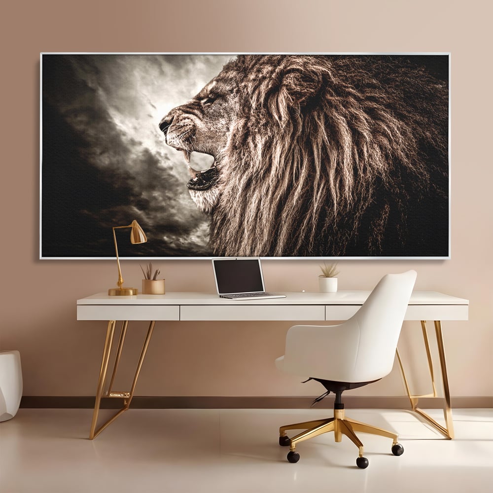 Tablou canvas cu tablou canvas cu leu racnind, in rama de aluminiu argintiu, pe perete intr-un birou