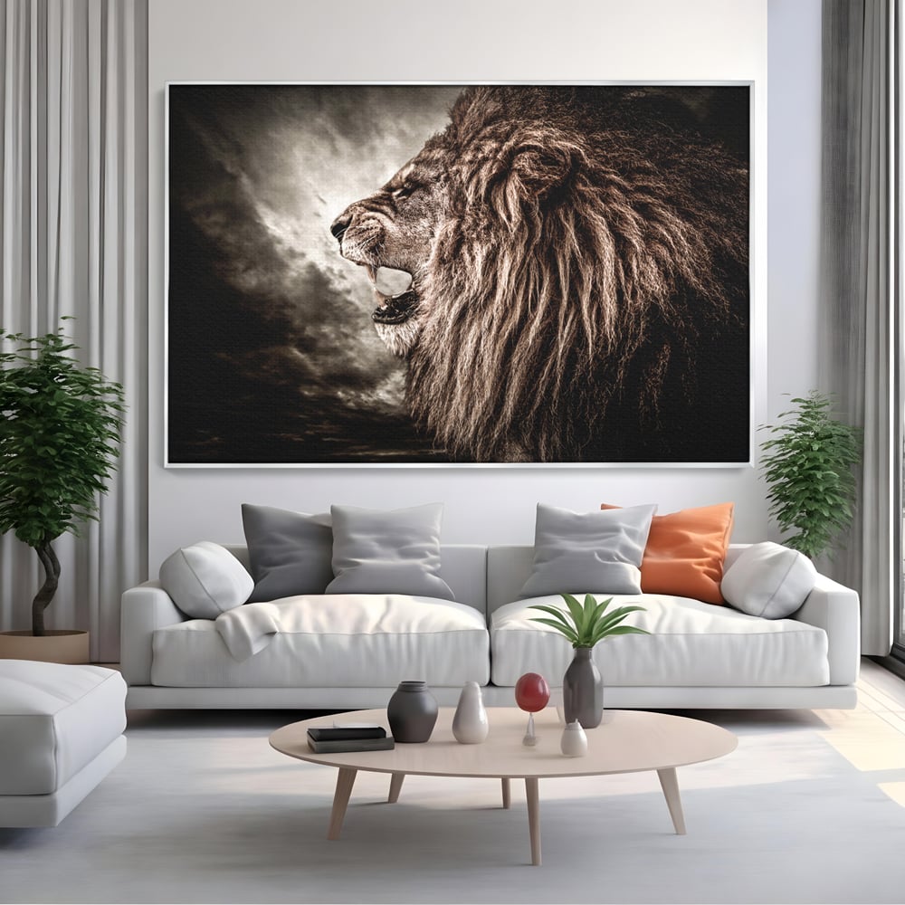 Tablou canvas cu tablou canvas cu leu racnind, in rama de aluminiu argintiu, pe perete intr-un living