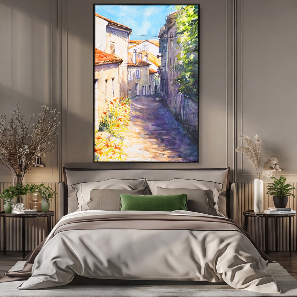 Tablou canvas cu pictura acuarela straduta insorita, in rama de aluminiu negru, pe perete intr-un dormitor