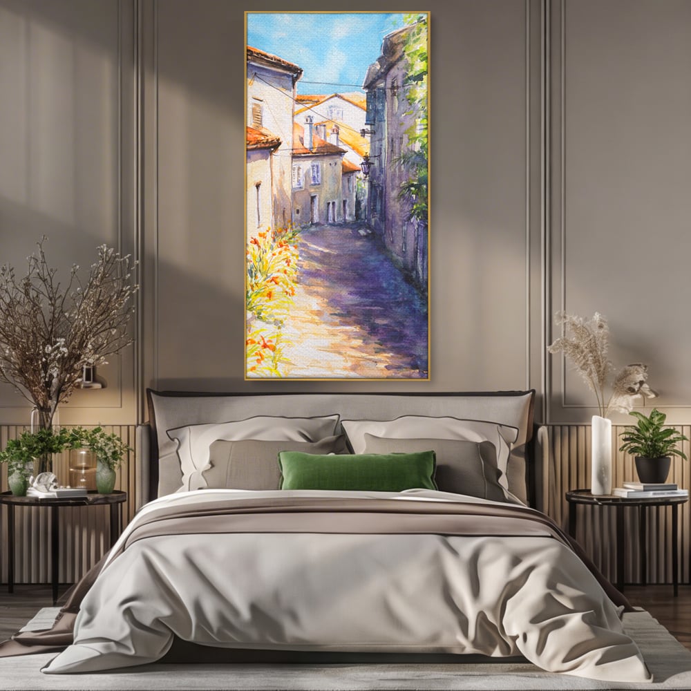 Tablou canvas cu pictura acuarela straduta insorita, in rama de aluminiu auriu, pe perete intr-un dormitor