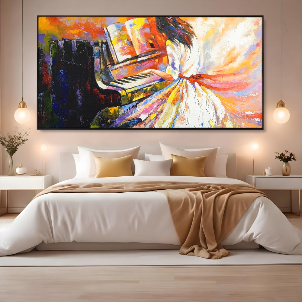 Tablou canvas cu pictura cu femeie cantand la pian, in rama de aluminiu negru, pe perete intr-un dormitor
