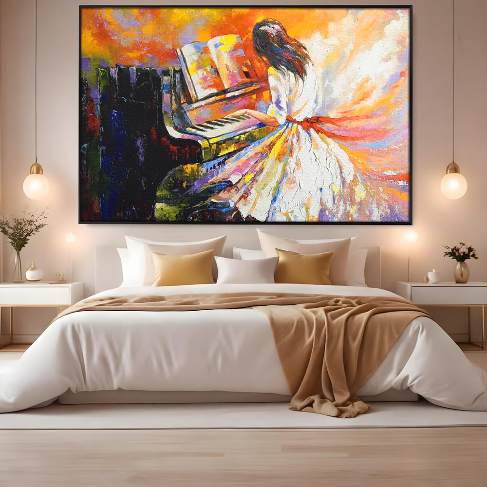 Tablou canvas cu pictura cu femeie cantand la pian, in rama de aluminiu negru, pe perete intr-un dormitor
