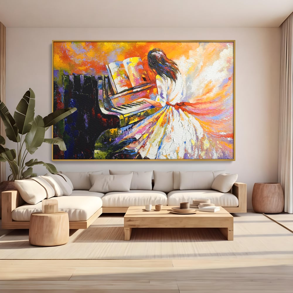 Tablou canvas cu pictura cu femeie cantand la pian, in rama de aluminiu auriu, pe perete intr-un living