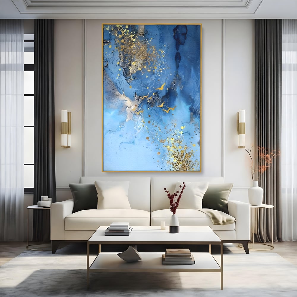 Tablou canvas cu tablou abstract cu pasari aurii, in rama de aluminiu auriu, pe perete intr-un living