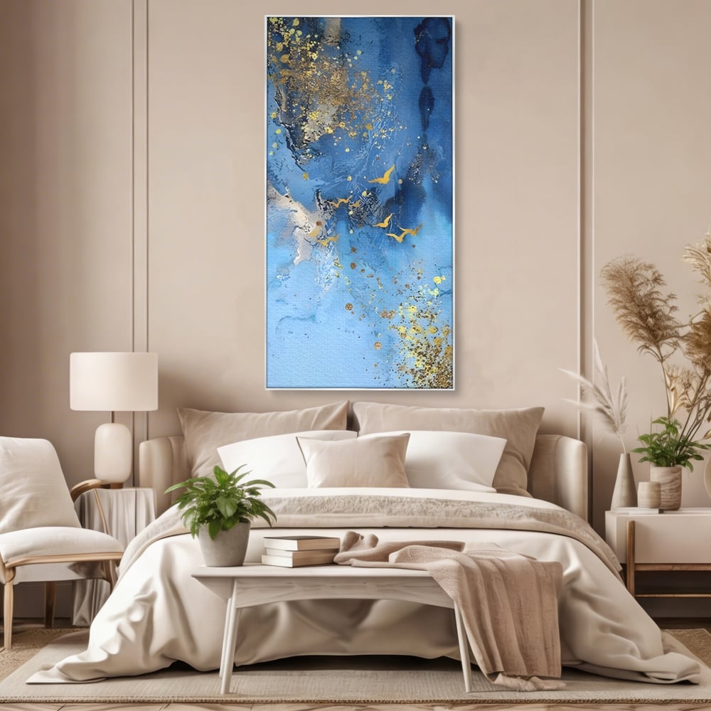 Tablou canvas cu tablou abstract cu pasari aurii, in rama de aluminiu argintiu, pe perete intr-un dormitor