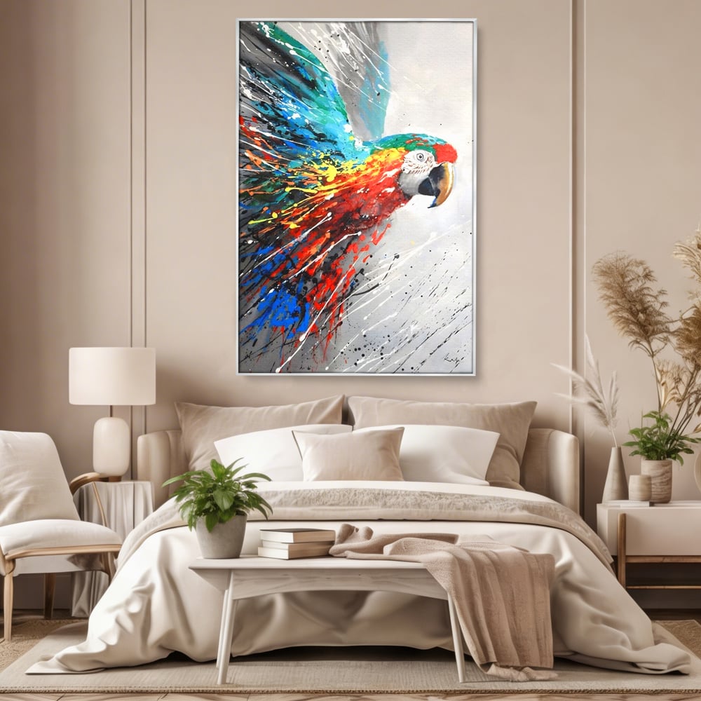 Tablou canvas cu tablou canvas cu papagal colorat, in rama de aluminiu argintiu, pe perete intr-un dormitor