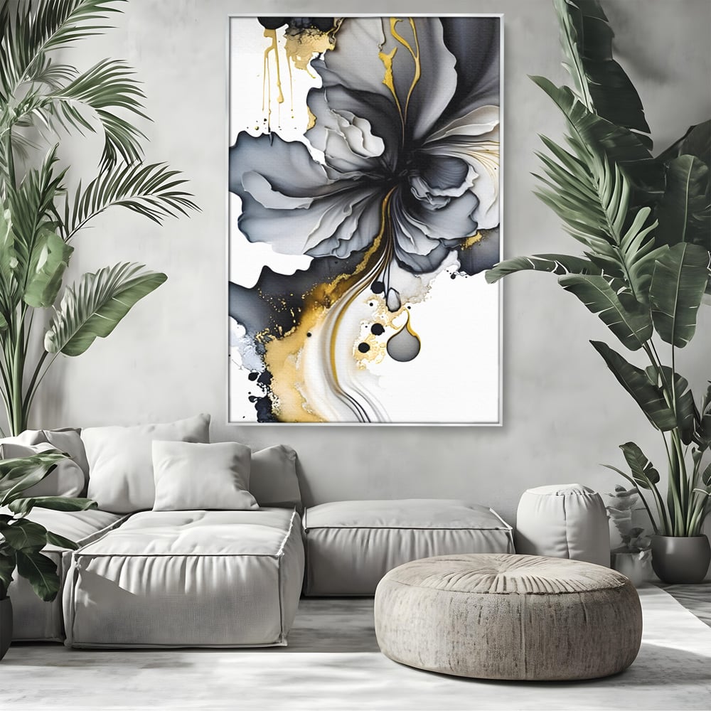 Tablou canvas cu tablou abstract cu floare neagra si accente aurii, in rama de aluminiu argintiu, pe perete intr-un living