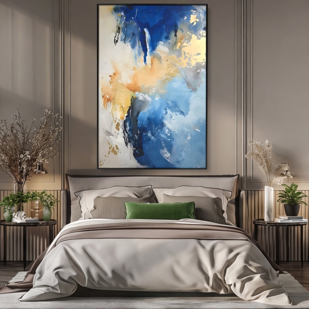 Tablou canvas cu pictura abstracta cu pete albastre si aurii, in rama de aluminiu negru, pe perete intr-un dormitor