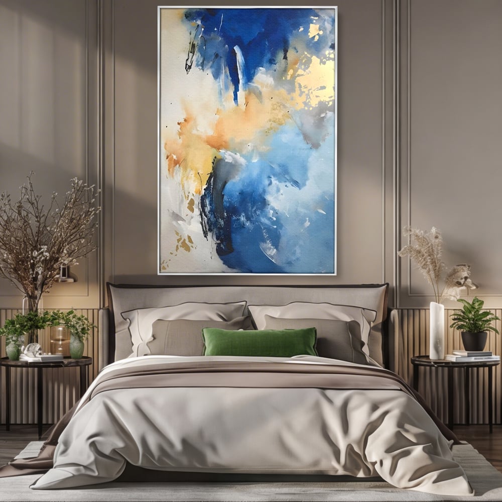 Tablou canvas cu pictura abstracta cu pete albastre si aurii, in rama de aluminiu argintiu, pe perete intr-un dormitor