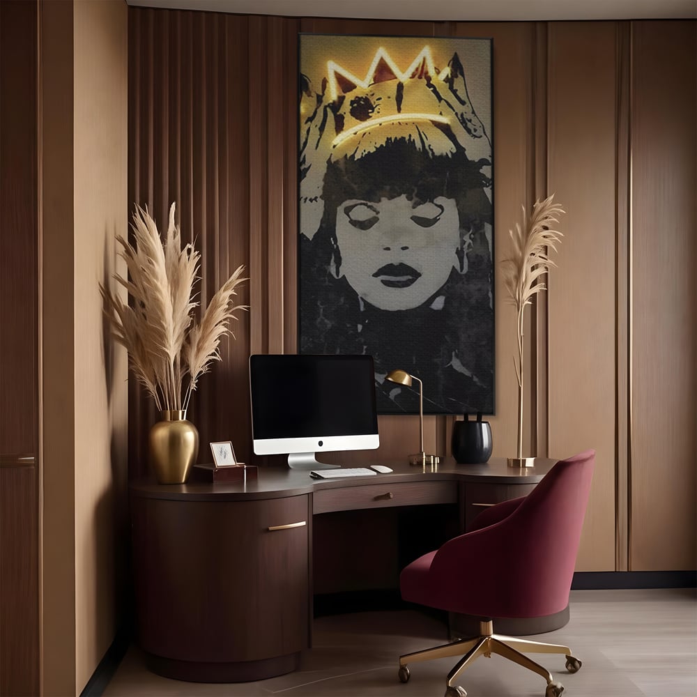 Tablou canvas cu tablou canvas cu portretul unei regine, in rama de aluminiu negru, pe perete intr-un birou