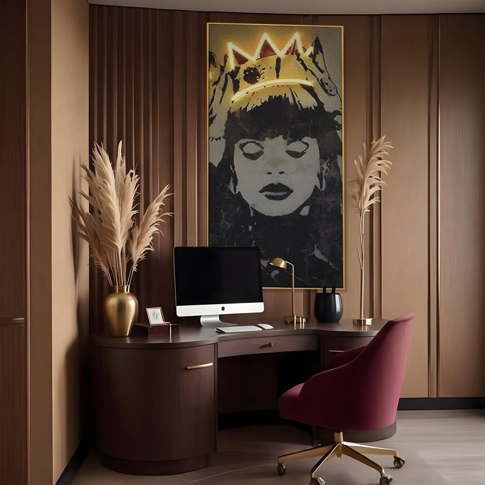 Tablou canvas cu tablou canvas cu portretul unei regine, in rama de aluminiu auriu, pe perete intr-un birou