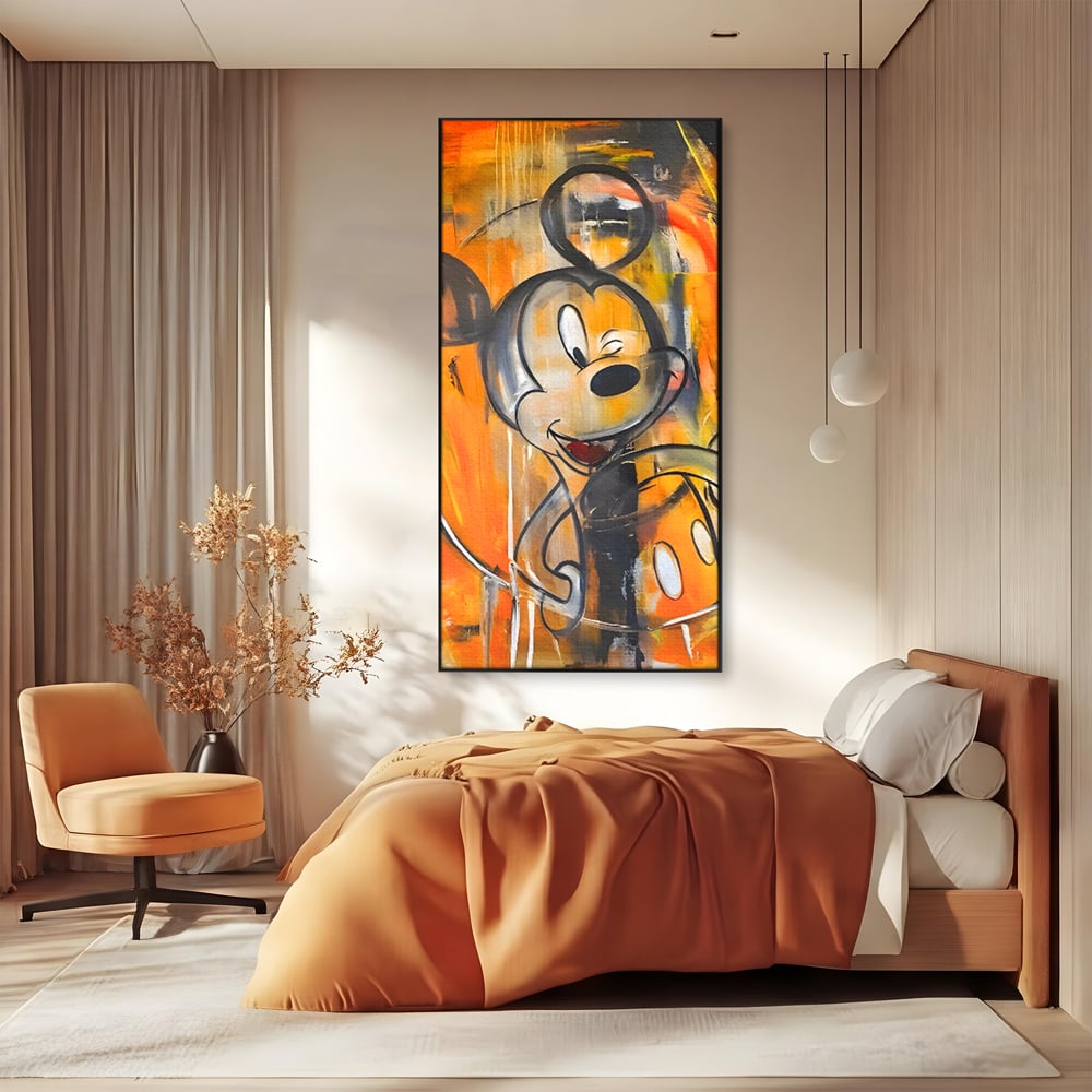 Tablou canvas cu tablou canvas cu mickey mouse, in rama de aluminiu negru, pe perete intr-un dormitor