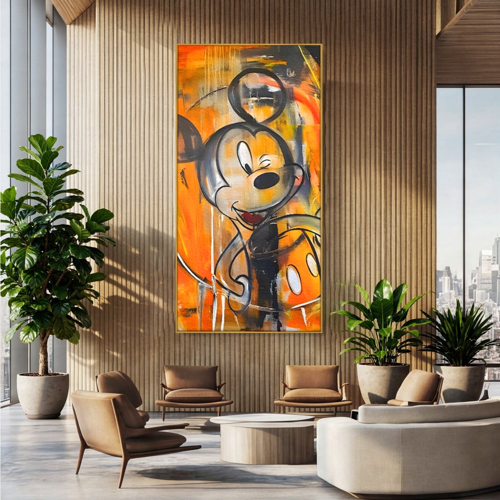 Tablou canvas cu tablou canvas cu mickey mouse, in rama de aluminiu auriu, pe perete intr-un birou
