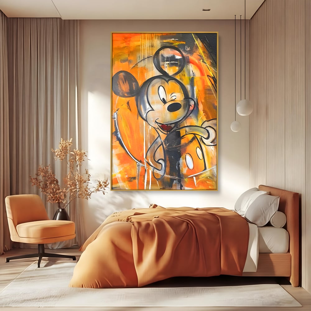 Tablou canvas cu tablou canvas cu mickey mouse, in rama de aluminiu auriu, pe perete intr-un dormitor