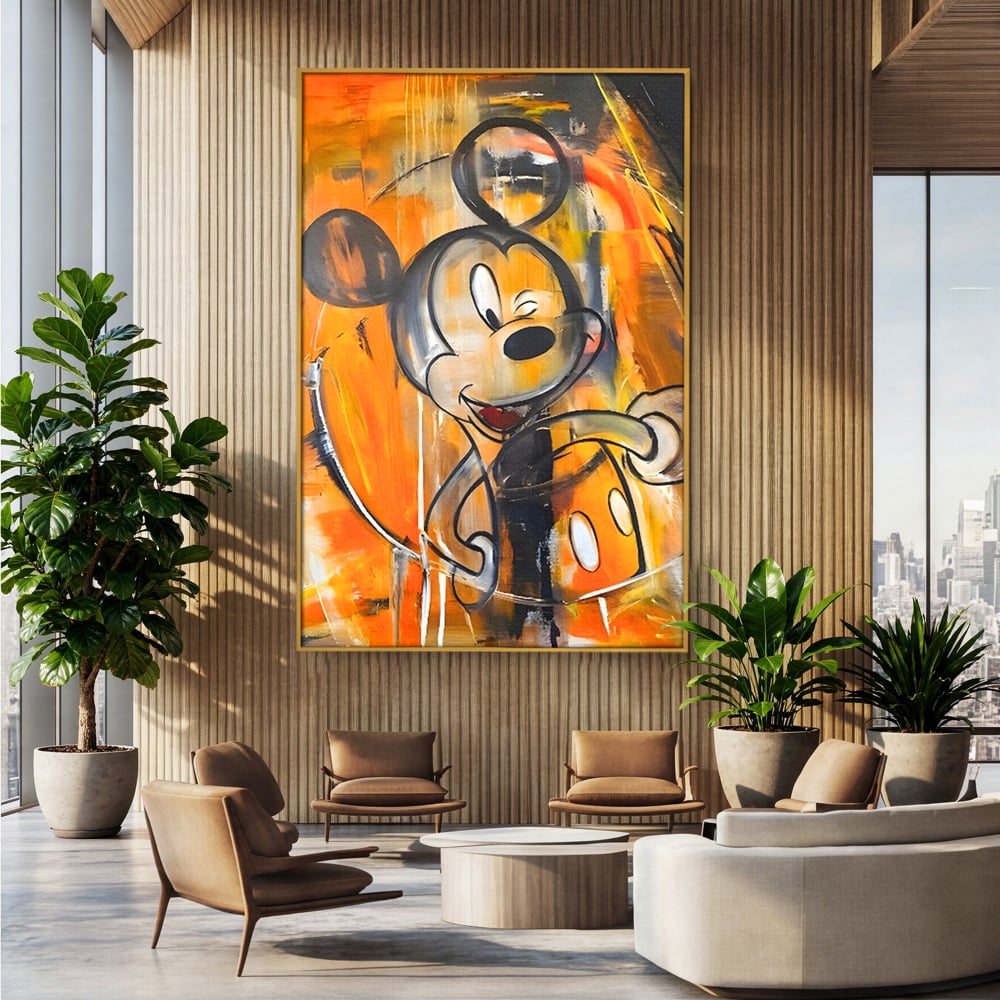 Tablou canvas cu tablou canvas cu mickey mouse, in rama de aluminiu auriu, pe perete intr-un birou